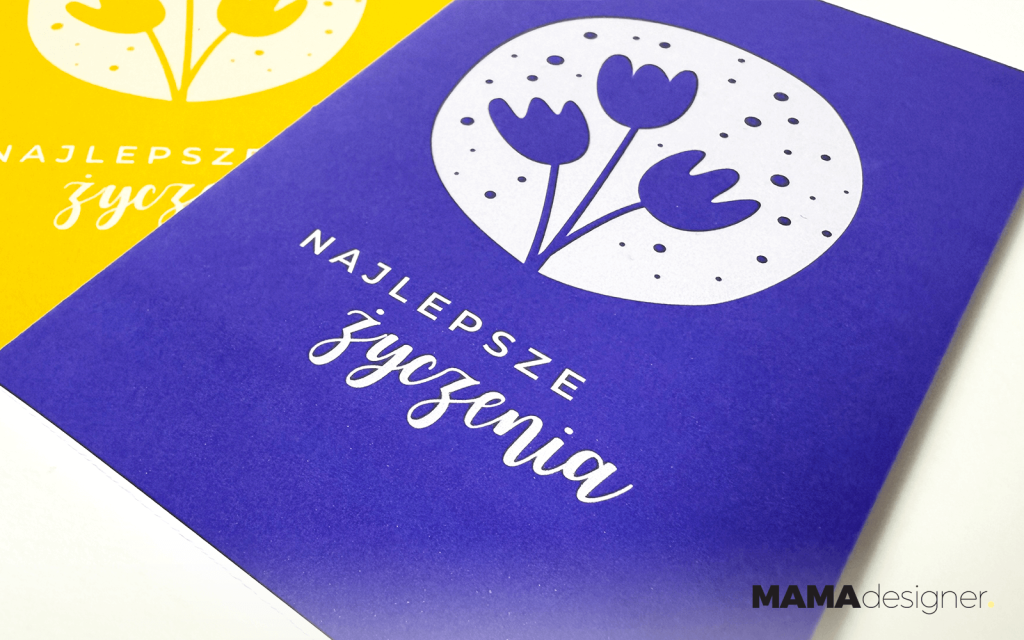 Kolorowe kartki z napisem "Najlepsze życzenia"