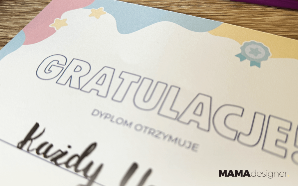 Zbliżenie na dyplom gratulacyjny i słowo "Gratulacje".
