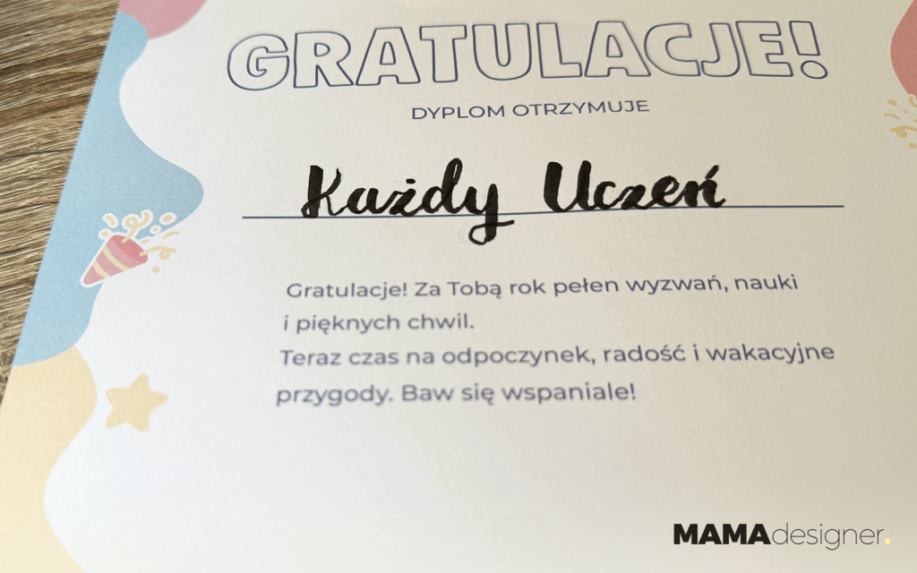 Zbliżenie na dyplom gratulacyjny i życzenia o treści: "Gratulacje! Za Tobą rok pełen wyzwań, nauki i pięknych chwil. Teraz czas na odpoczynek, radość i wakacyjne przygody. Baw się wspaniale!".