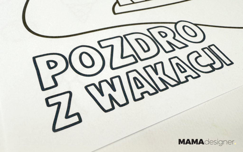 Zbliżenie na jeden ze wzorów kolorowanek wakacyjnych z napisem "Pozdro z wakacji".