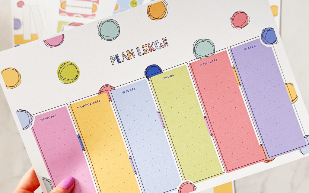 Darmowe kropkowe grafiki szkolne 2025 – na pierwszym planie kolorowy plan lekcji do druku w formacie A4.