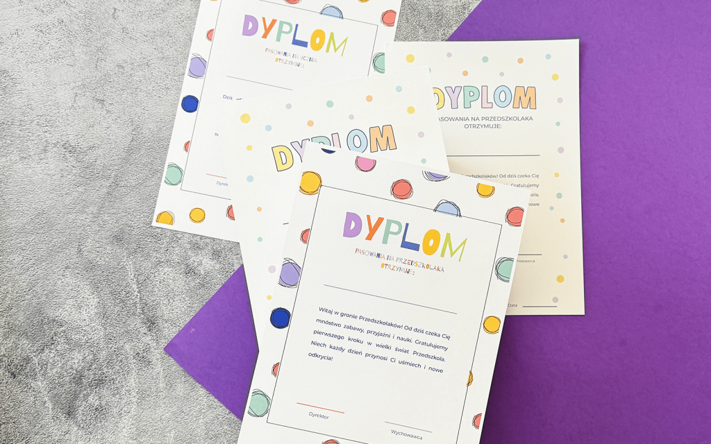 Okładkowe zdjęcie promujące dyplomy pasowania 2025 - kolorowe projekty dylomów na szaro-fioletowym tle.