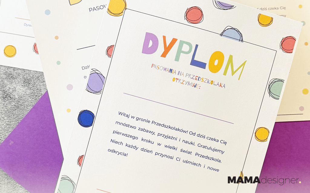 Trzy kolorowe dyplomy pasowania na ucznia i przedszkolaka wydrukowane na papierze i ułożone na tle fioletowej teczki.