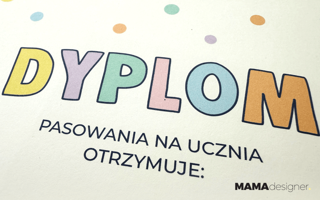 Fragment dyplomu pasowania na ucznia z kolorowym, ręcznie rysowanym napisem i pastelowym tekstem.