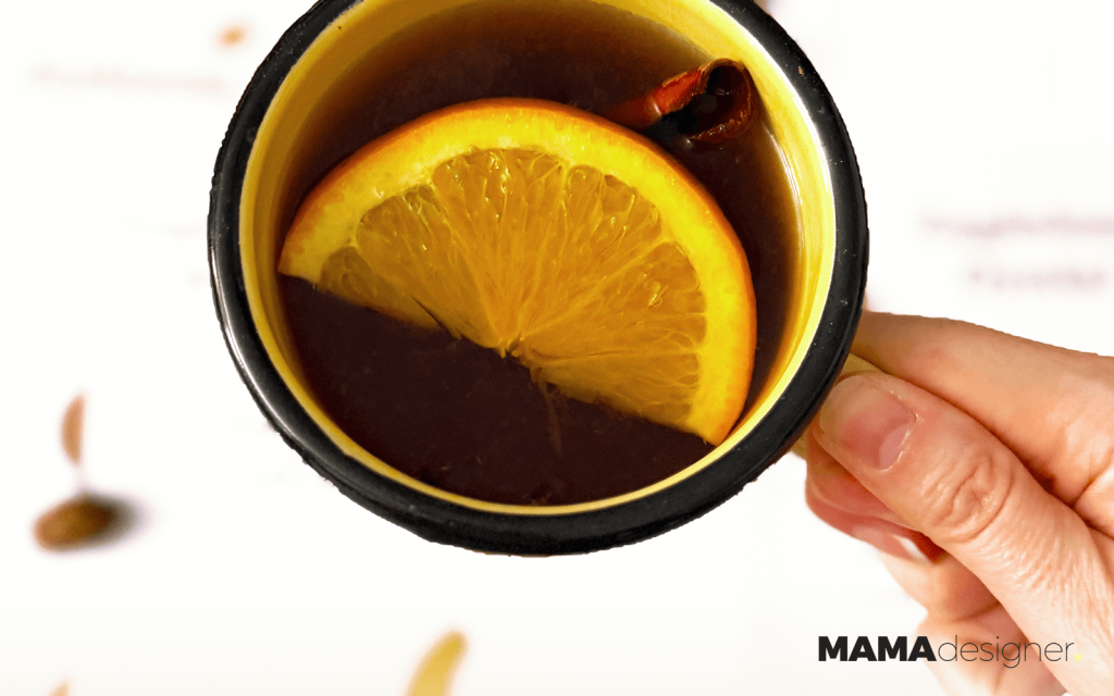 Kubek herbaty z pomarańczą i laską cynamonu - jesienny klimat gry terenowej do pobrania z bloga MAMAdesigner