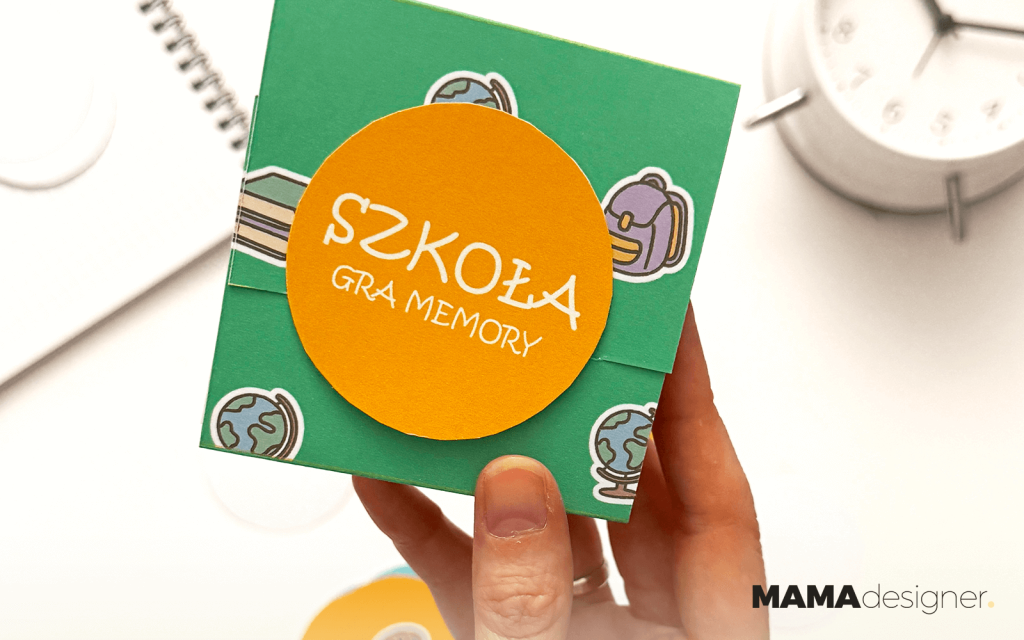 Szkolna gra memory do druku - okrągłe karty w kolorowym pudełku na tle biurka z notatnikiem i zegarem