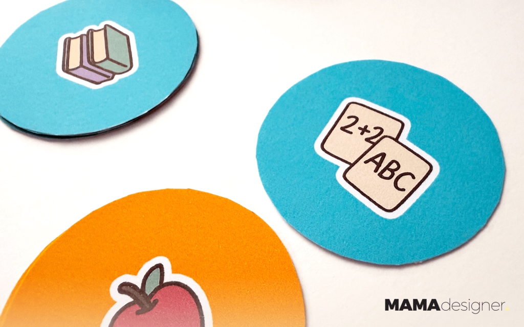 Kolorowe okrągłe karty do gry memory z symbolami edukacyjnymi - książki, jabłko, plansze z działaniami matematycznymi