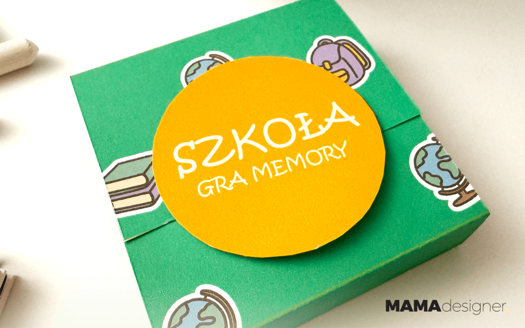 Zbliżenie na pudełko do szkolnej gry memory z kolorową etykietą i grafikami edukacyjnymi