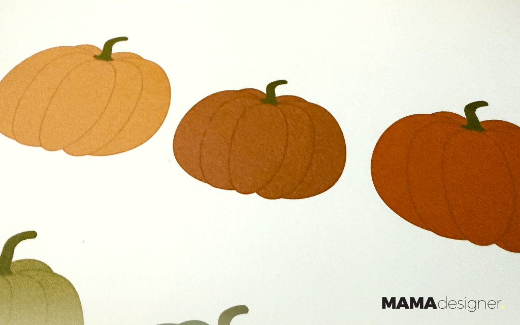 Zbliżenie na żółto-pomarańczowe dynie.