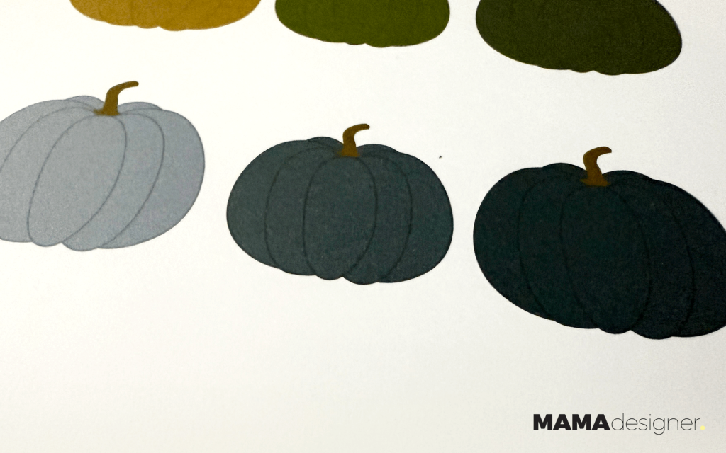 Zbliżenie na niebieskie i granatowe dynie.