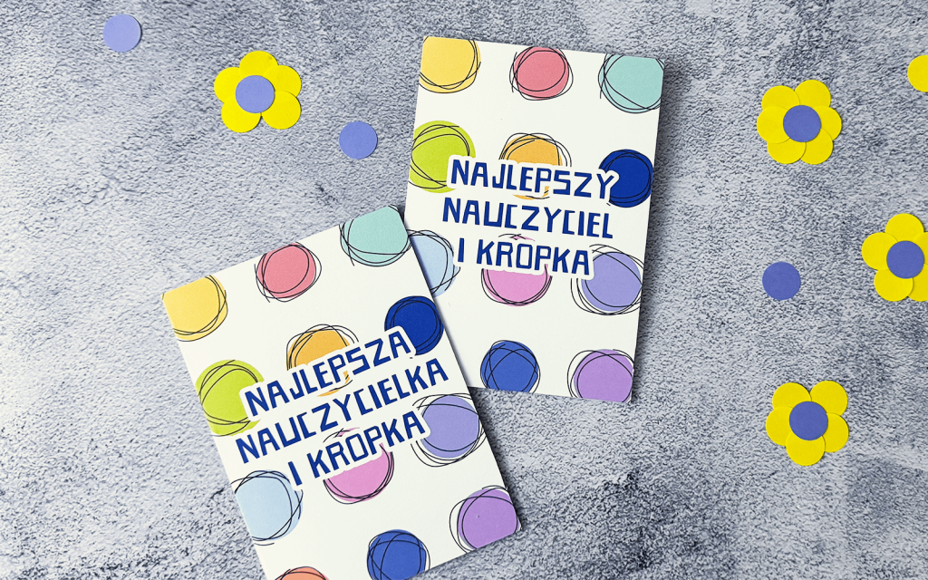 Kartonowe kartki z napisem „Najlepszy nauczyciel i kropka” oraz „Najlepsza nauczycielka i kropka” w stylu kropkowych grafik szkolnych