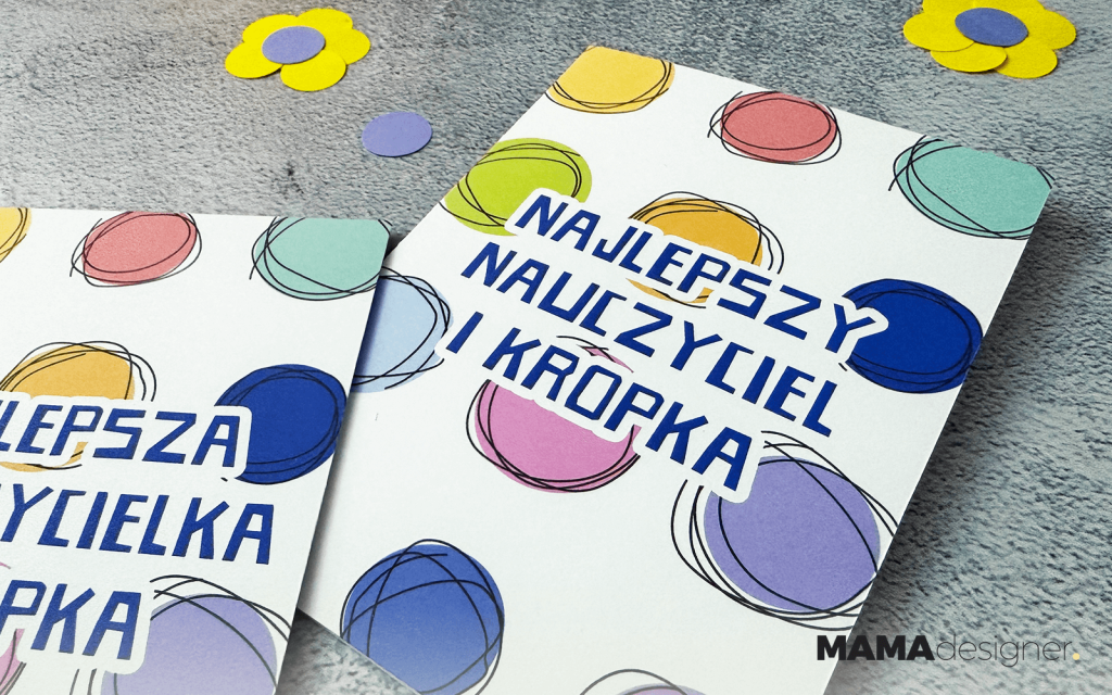 Ręcznie robione kartki na Dzień Nauczyciela na tle kolorowych papierowych kwiatków