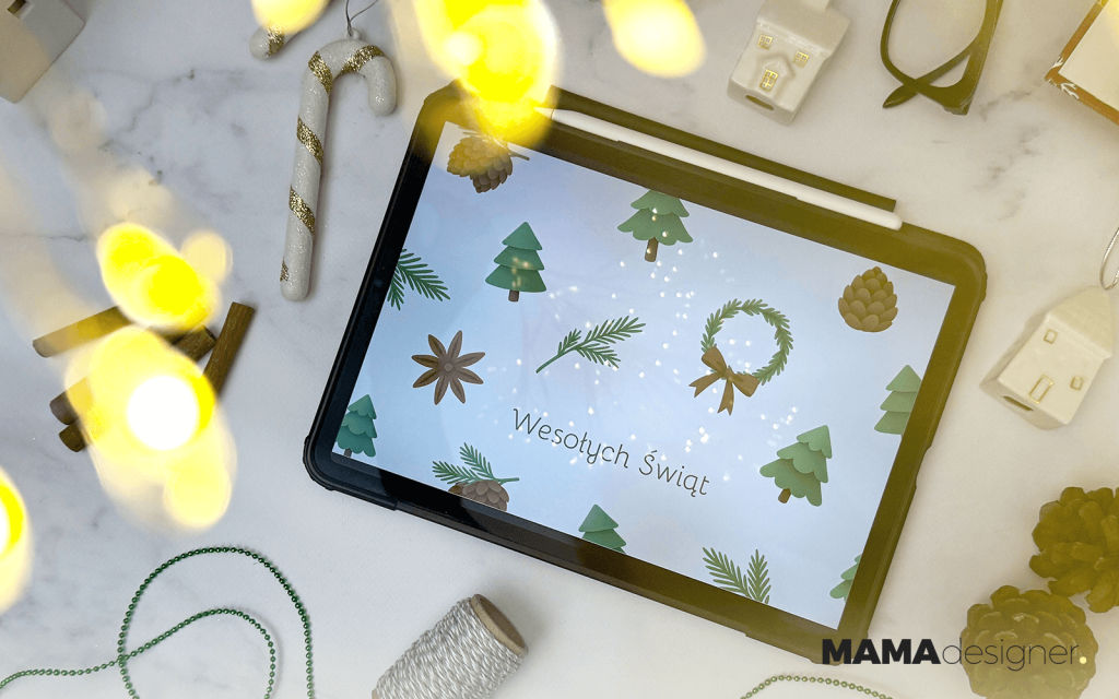 Kartka świąteczna w wersji cyfrowej wyświetlona na tablecie. Wokół akcenty świąteczne, takie jak dekoracje choinkowe, cynamon i szyszki. Całość kompozycji domknięta poświatą lampek choinkowych.
