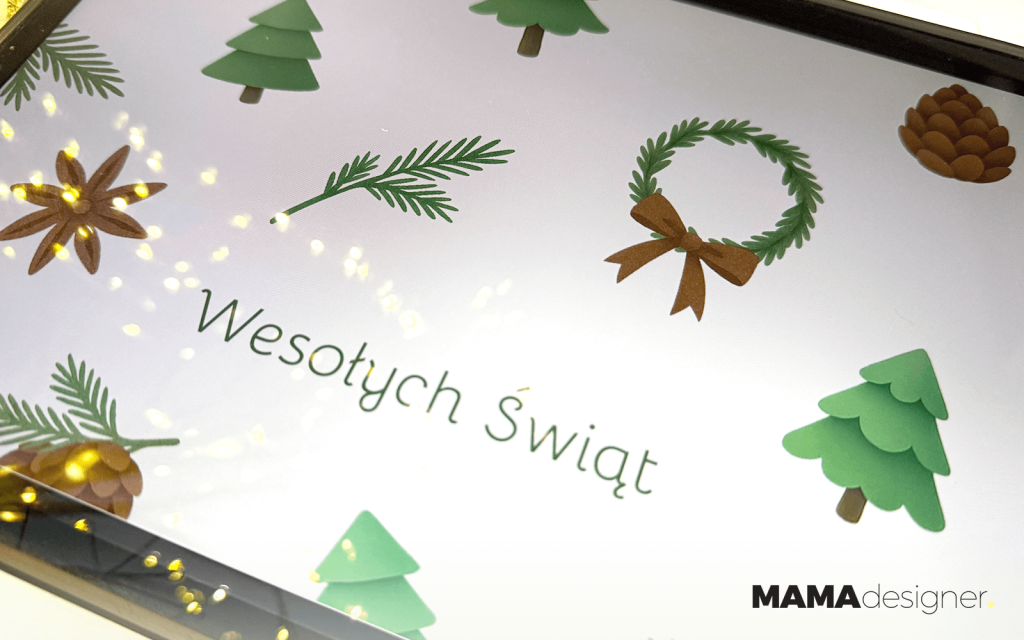 Zbliżenie na kartkę świąteczną z napisem "Wesołych Świąt".