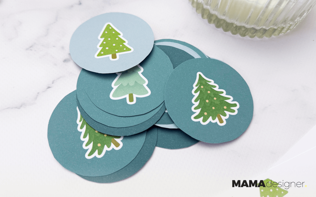 Choinkowe memory - zbliżenie na okrągłe żetony do gry.