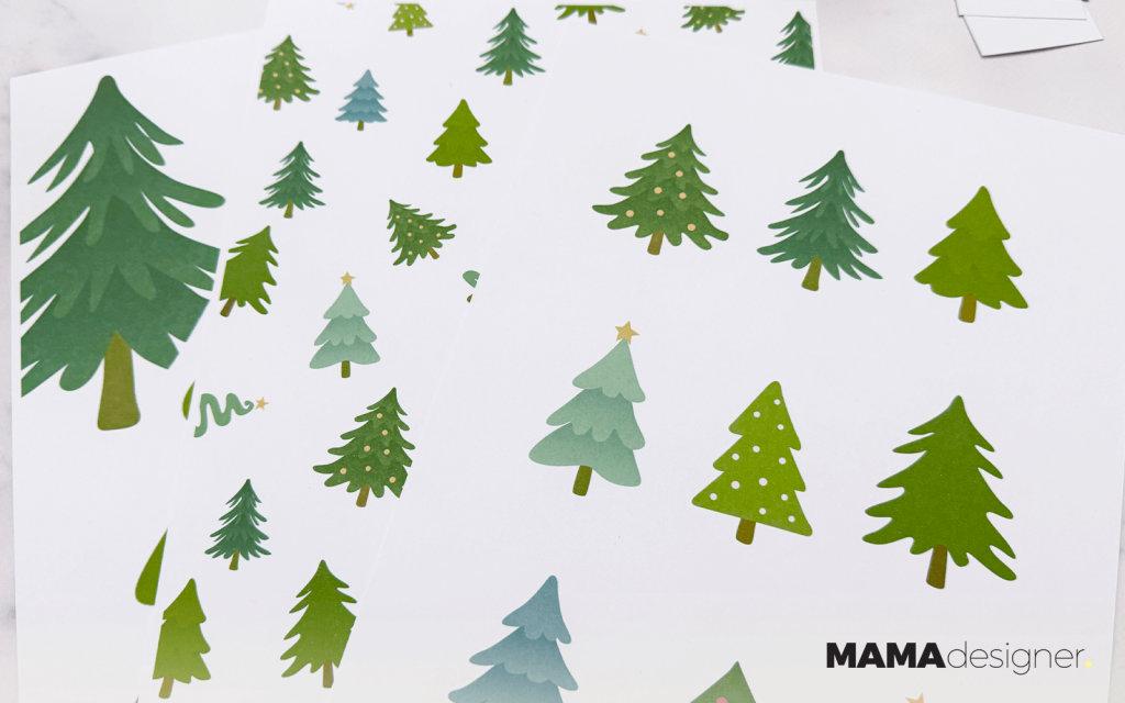 Choinkowe plakaty - zbliżenie na 3 plakaty A4, pierwszy z 9 choinkami, w tle drugi z choinkowym wzorem i trzeci z trzema choinkami.