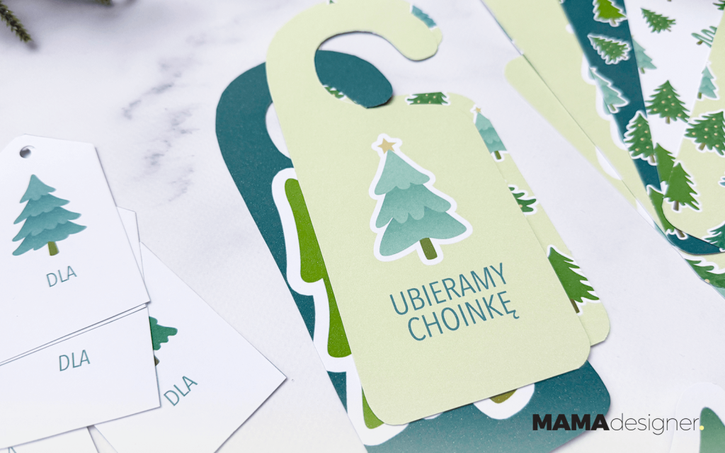 Zawieszki na drzwi z motywem choinki. Na zdjęciu zawieszka z napisem "Ubieramy choinkę".