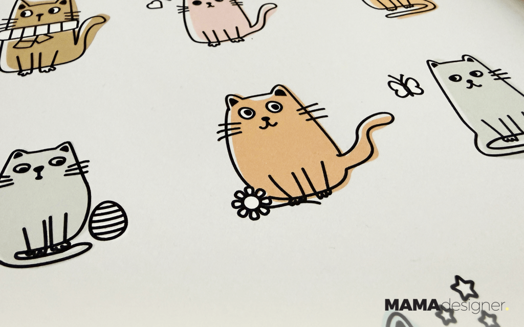 Zbliżenie na kotka z kwiatuszkiem.