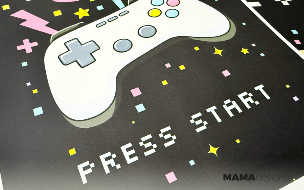 Retro gamingowy zestaw plakatów - zbliżenie na plakat "Press start" z białym kontrolerem do gier.