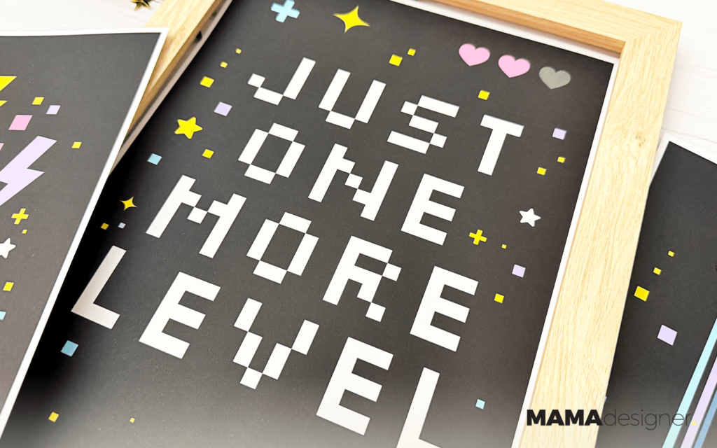 Retro gamingowy zestaw plakatów - zbliżenie na plakat "Just one more level" z pixelowym tekstem.