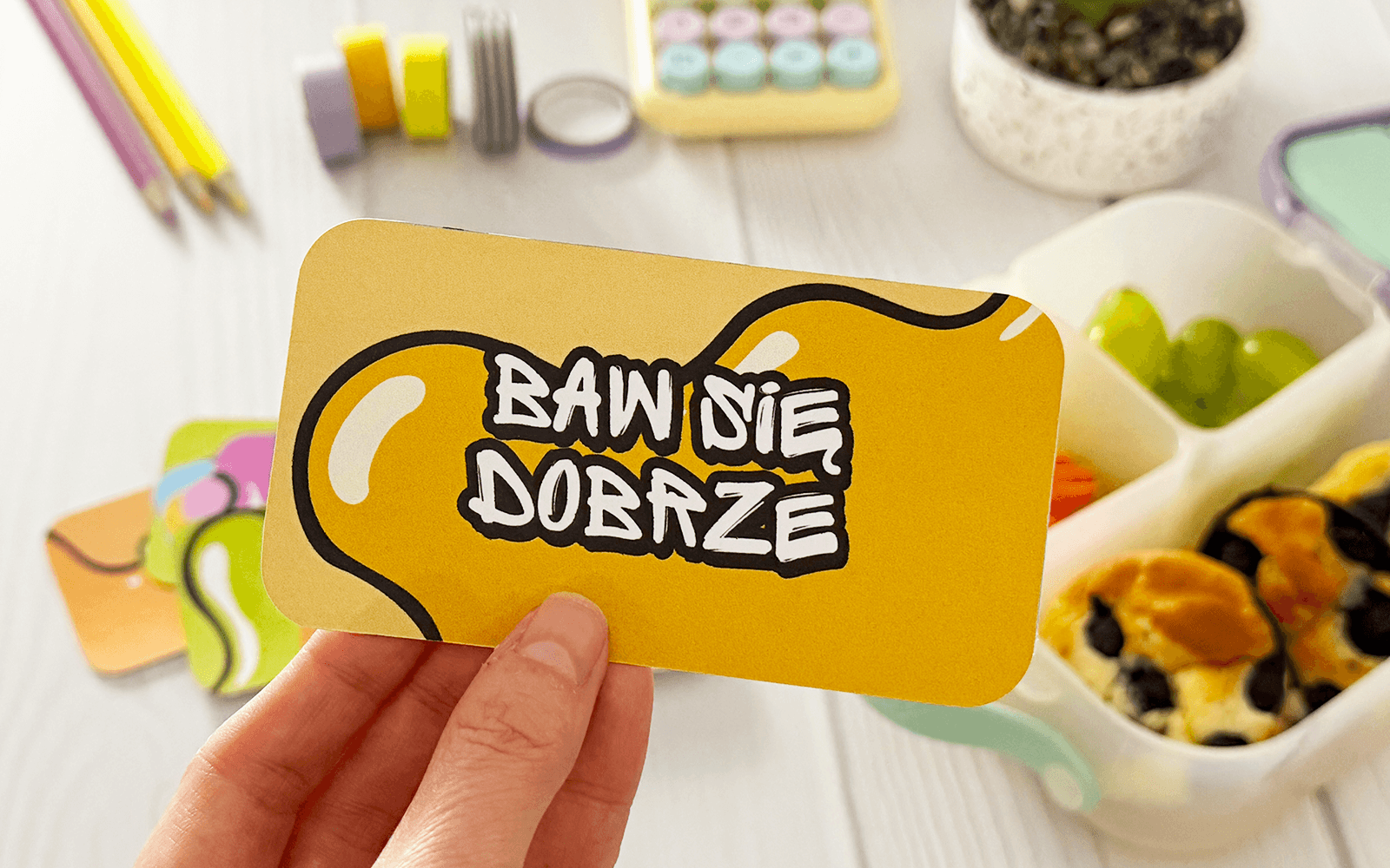 Karteczka Baw się dobrze z zestawu liścików do szkoły.