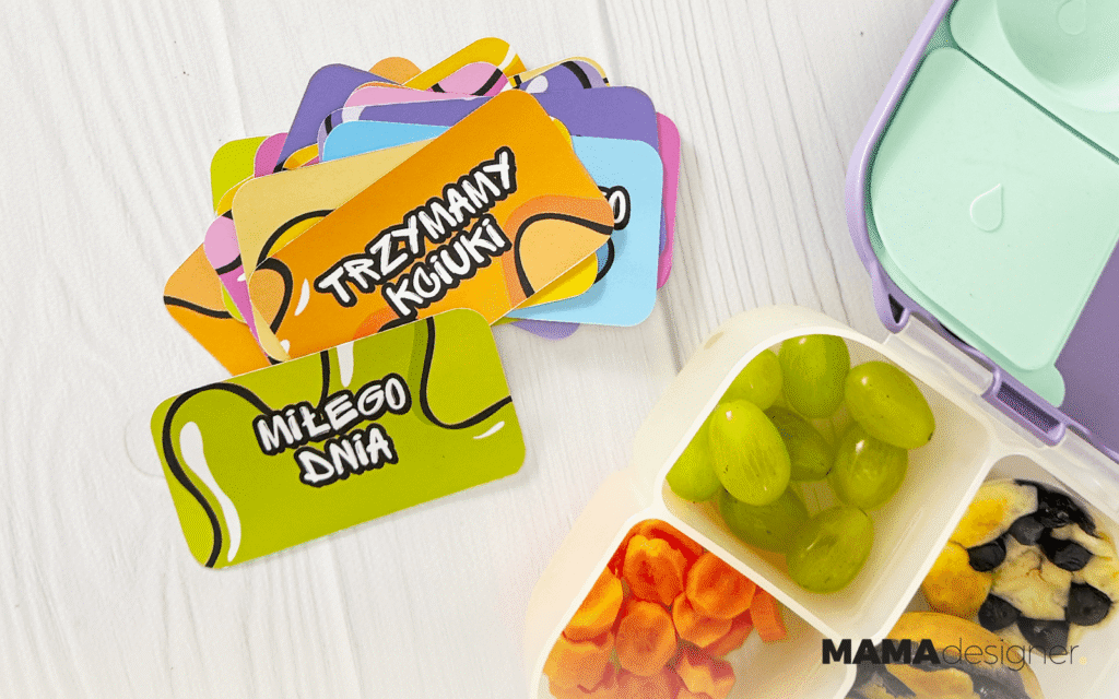 Kolorowe liściki do śniadaniówki do druku obok lunchboxa.