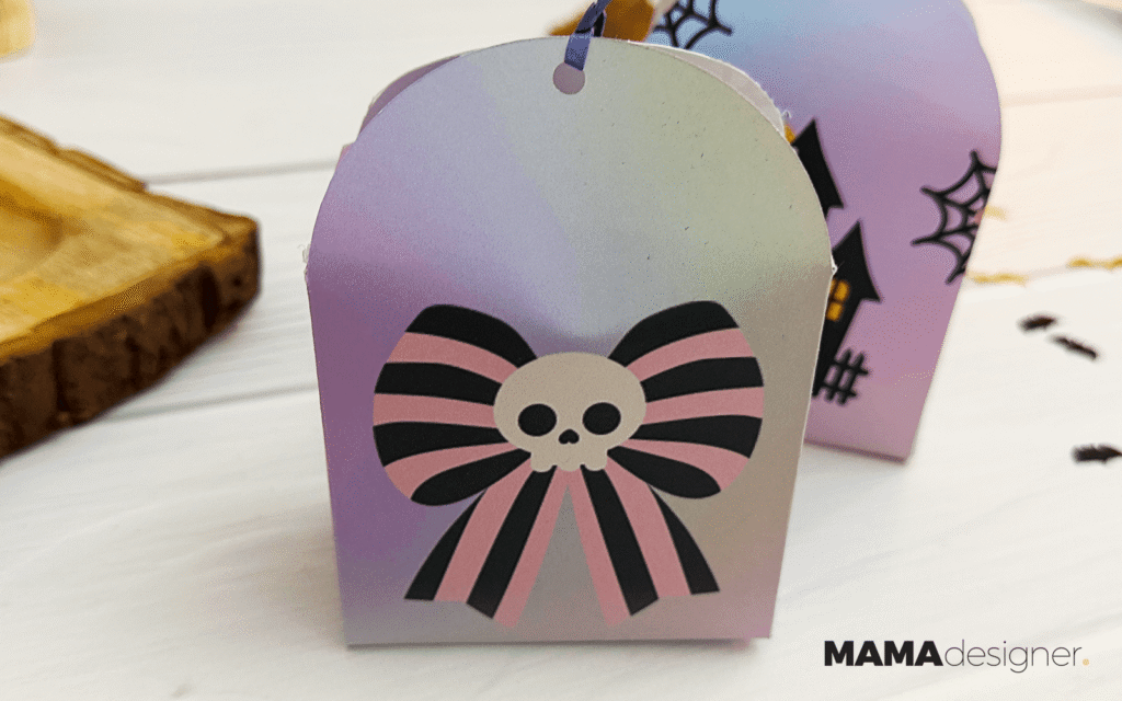 Zbliżenie na halloweenowe pudełko DIY z różowo-czarną kokardą